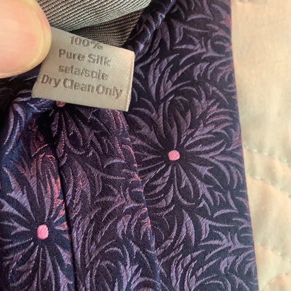 Penrose London 100% silk men’s necktie. Made in England. Deep navy w/ pink dot. - Picture 6 of 7